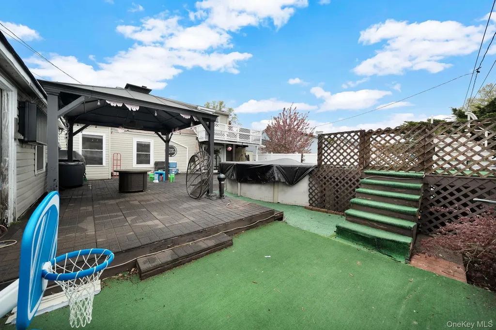 226 Old Farm Road Levittown NY 11756