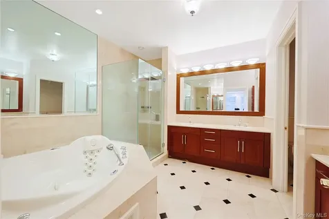 14 Belvedere Court North Hills NY 11030