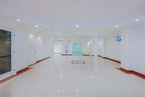14 Belvedere Court North Hills NY 11030