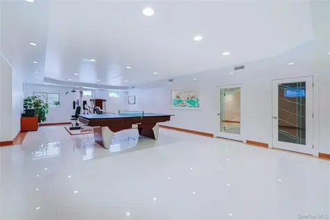 14 Belvedere Court North Hills NY 11030