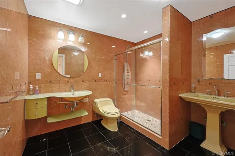 14 Belvedere Court North Hills NY 11030