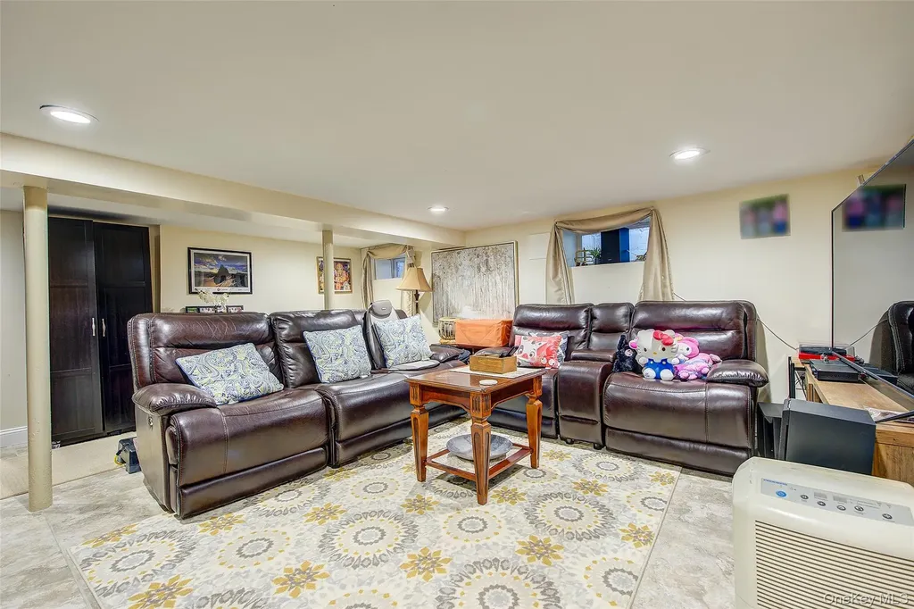 63 Buckingham Place Lynbrook NY 11563