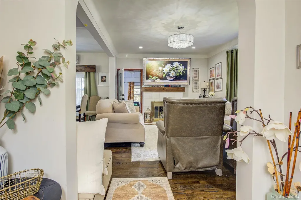 63 Buckingham Place Lynbrook NY 11563