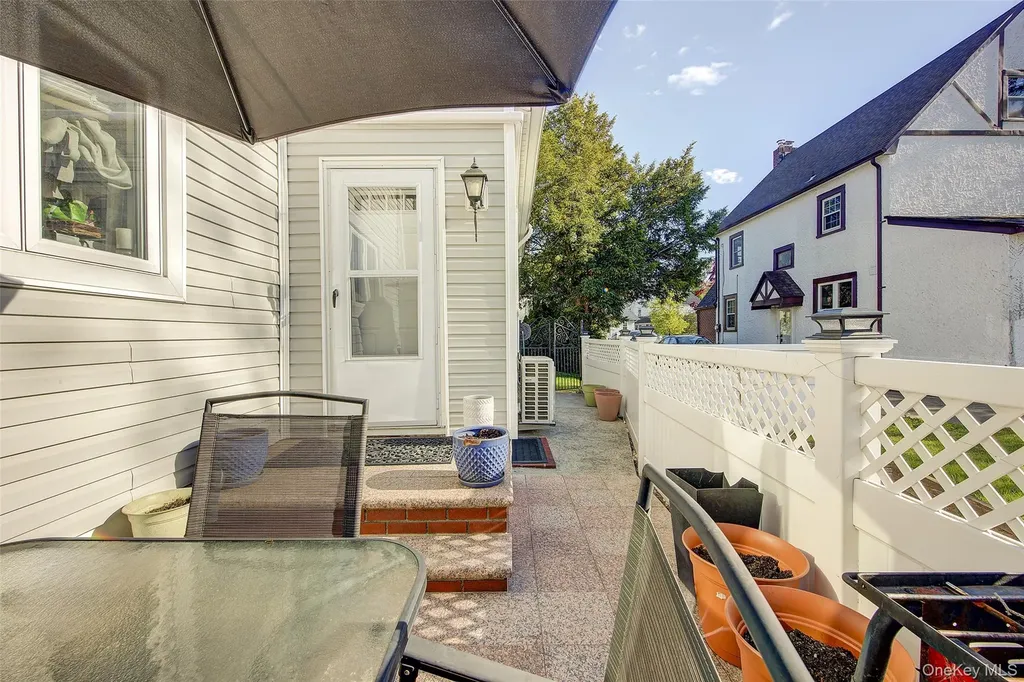 63 Buckingham Place Lynbrook NY 11563
