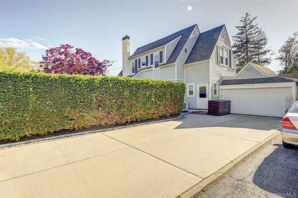 63 Buckingham Place Lynbrook NY 11563