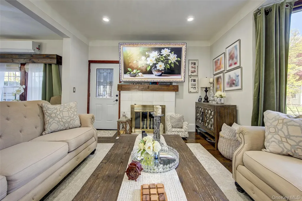 63 Buckingham Place Lynbrook NY 11563