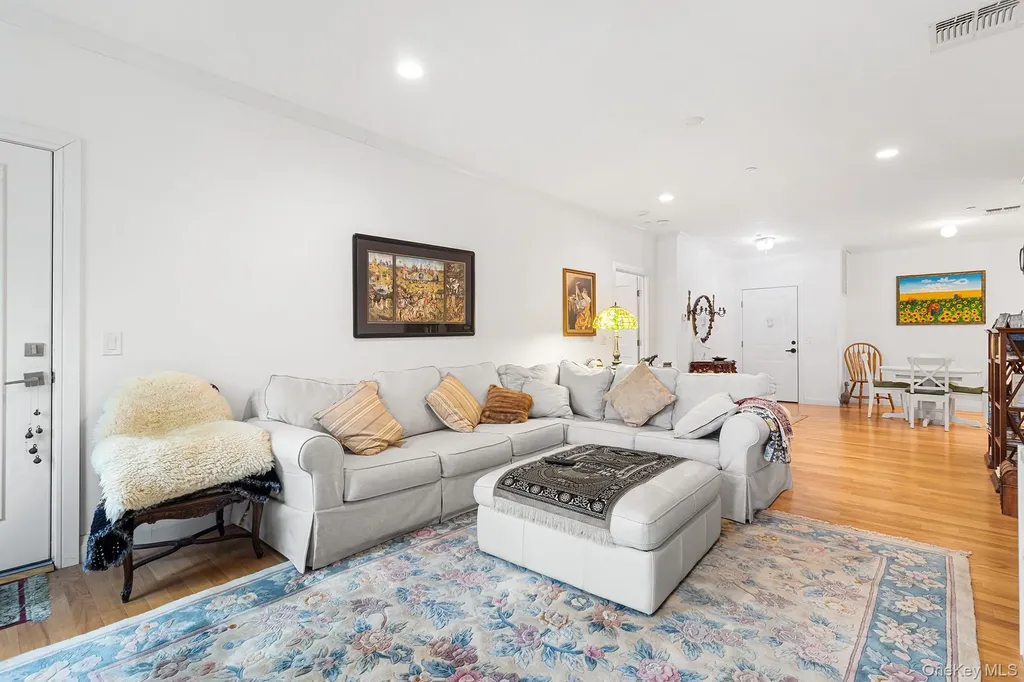 12103 Aspenwood Drive Plainview NY 11803