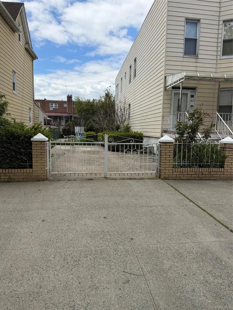 1871 Matthews Avenue Bronx NY 10462