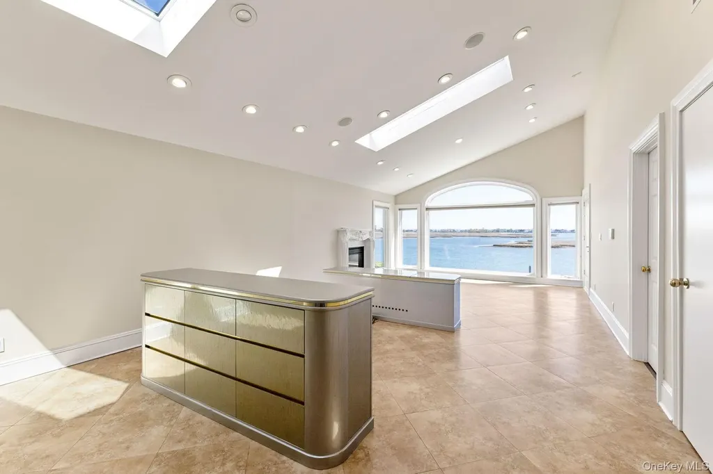 49 Harborview W Lawrence NY 11559