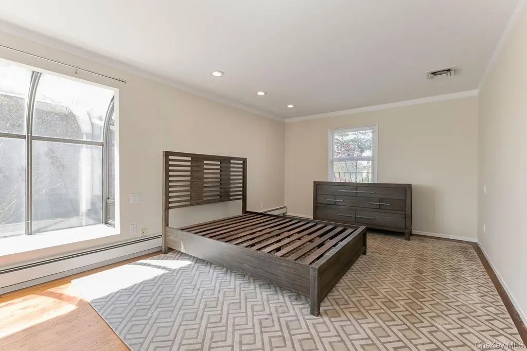 49 Harborview W Lawrence NY 11559