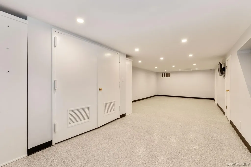 49 Harborview W Lawrence NY 11559