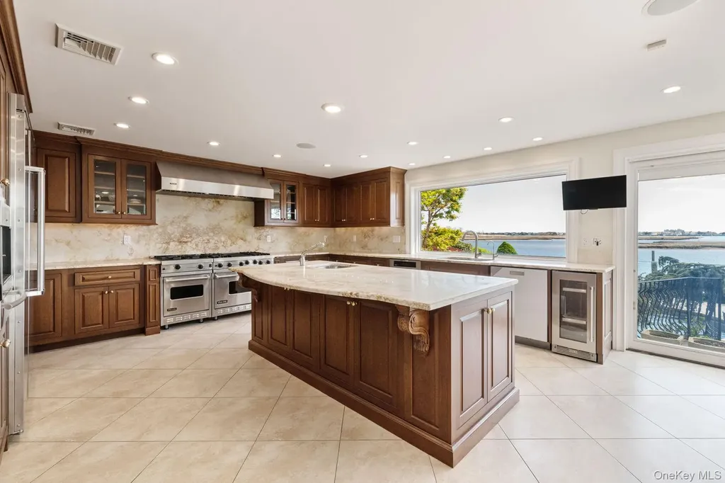49 Harborview W Lawrence NY 11559
