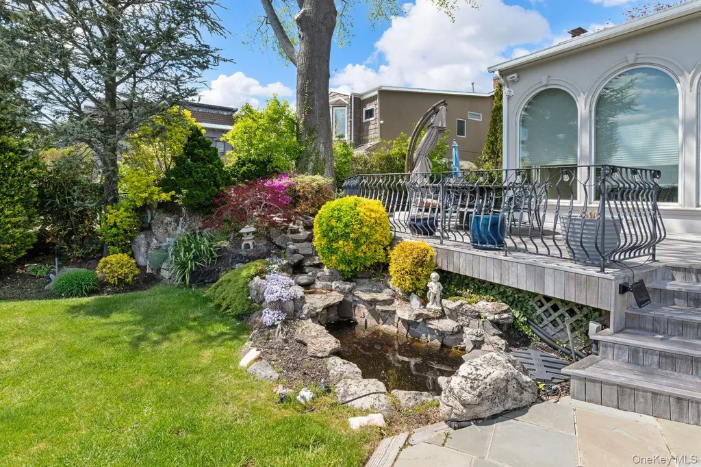49 Harborview W Lawrence NY 11559
