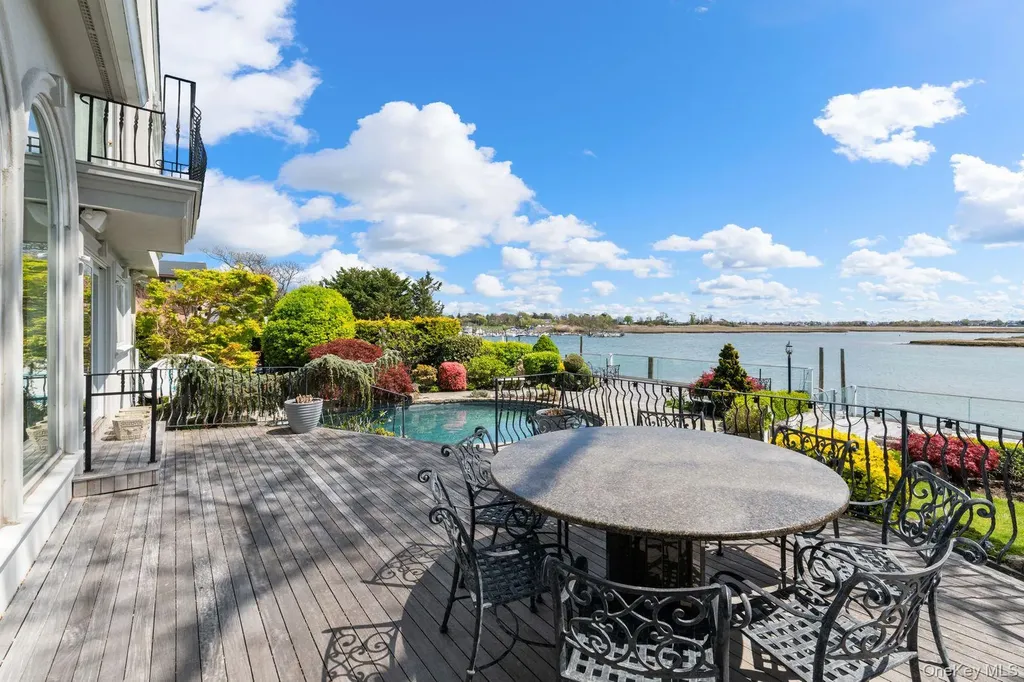 49 Harborview W Lawrence NY 11559