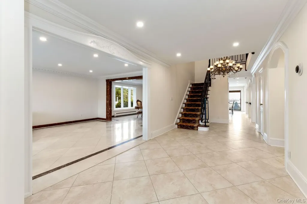 49 Harborview W Lawrence NY 11559