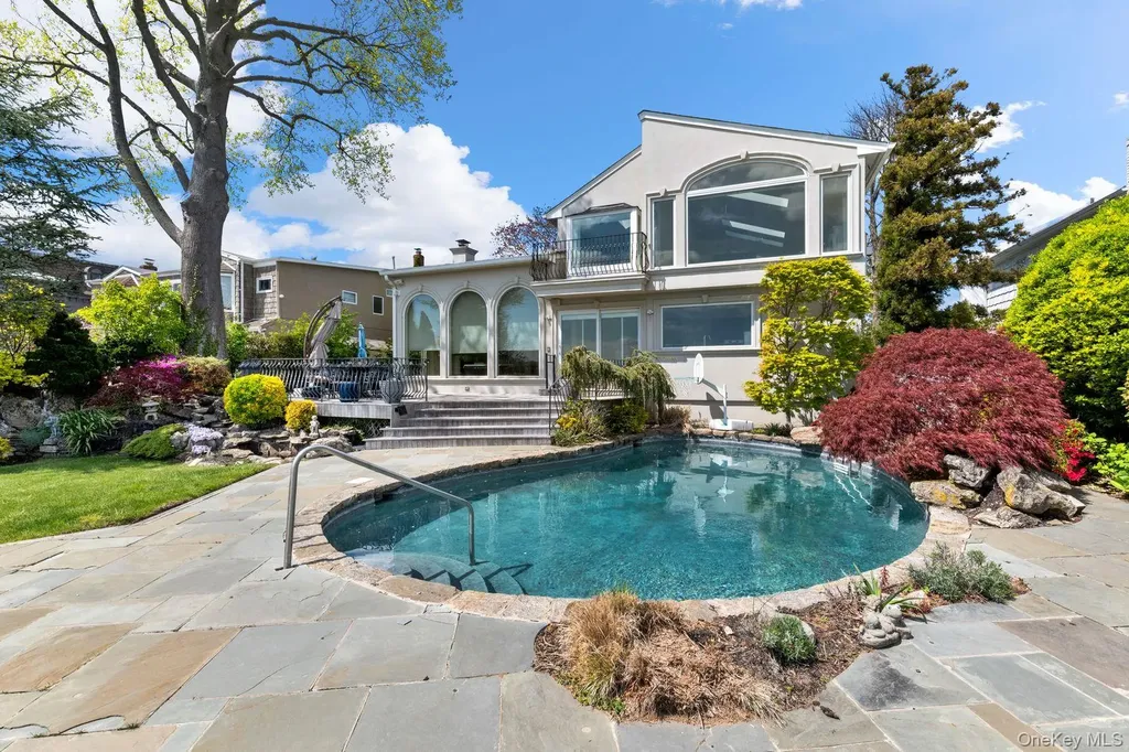 49 Harborview W Lawrence NY 11559