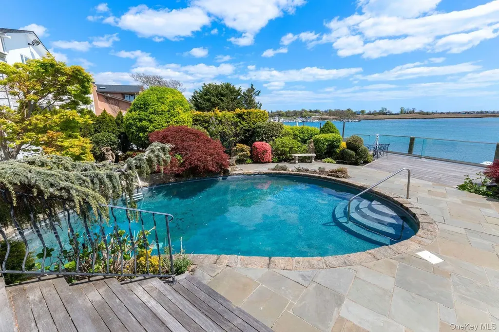 49 Harborview W Lawrence NY 11559