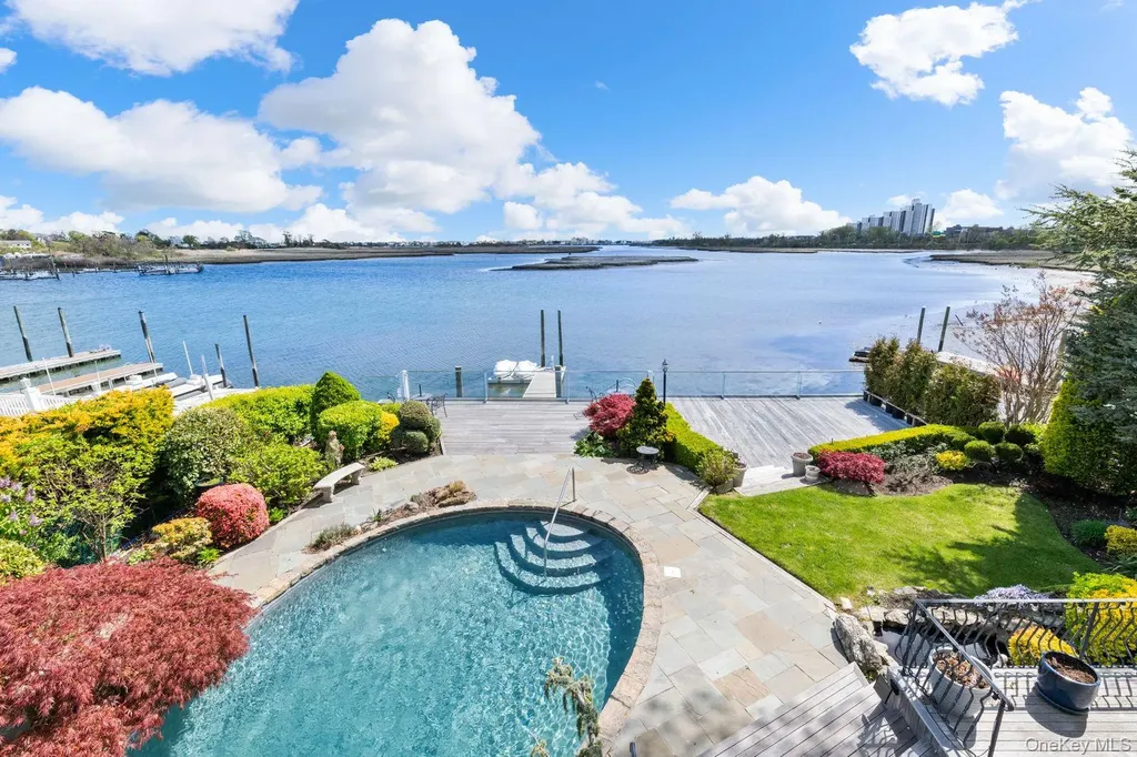 49 Harborview W Lawrence NY 11559