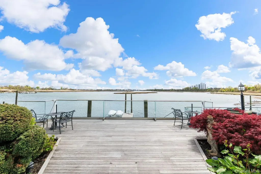 49 Harborview W Lawrence NY 11559