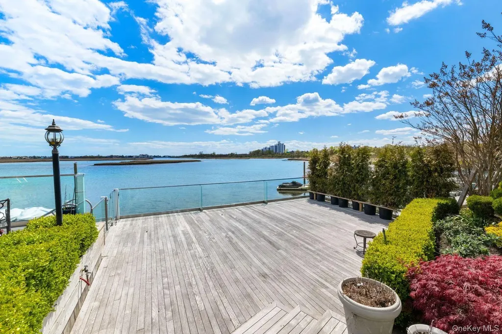 49 Harborview W Lawrence NY 11559