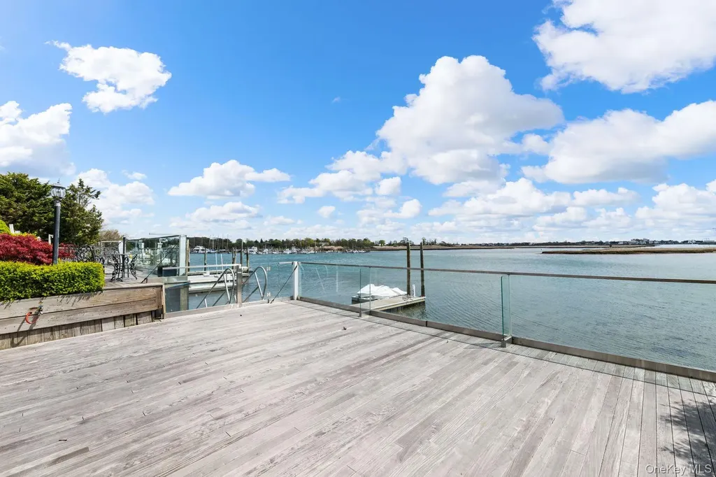 49 Harborview W Lawrence NY 11559