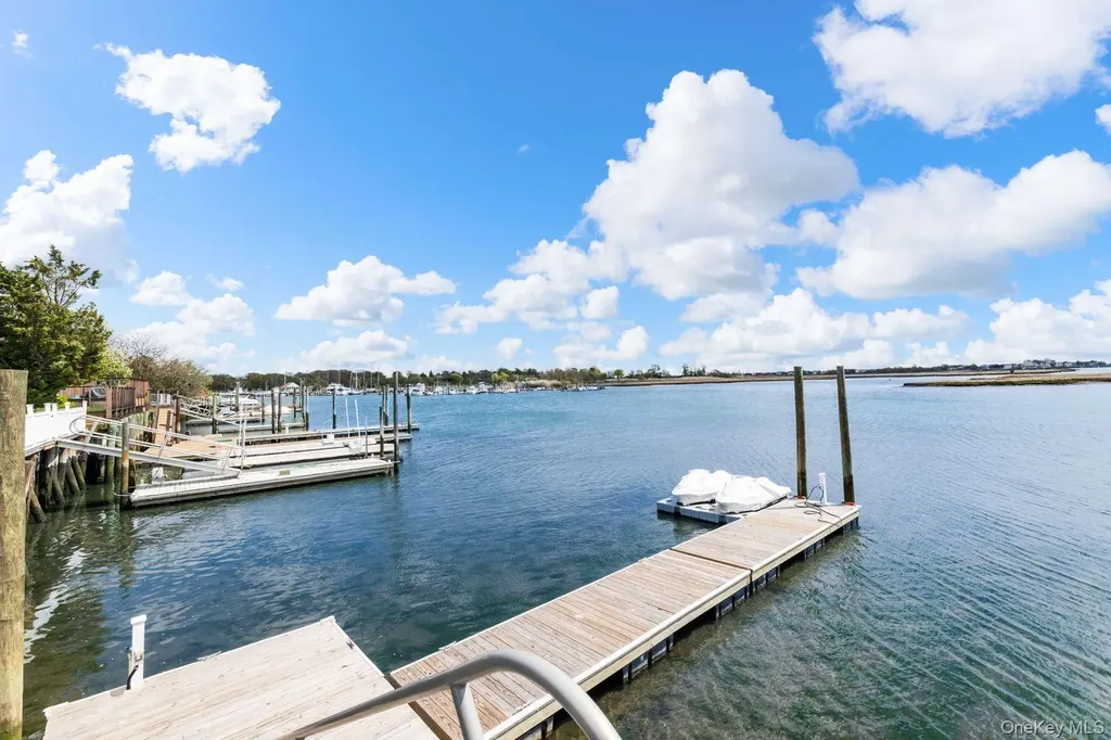 49 Harborview W Lawrence NY 11559