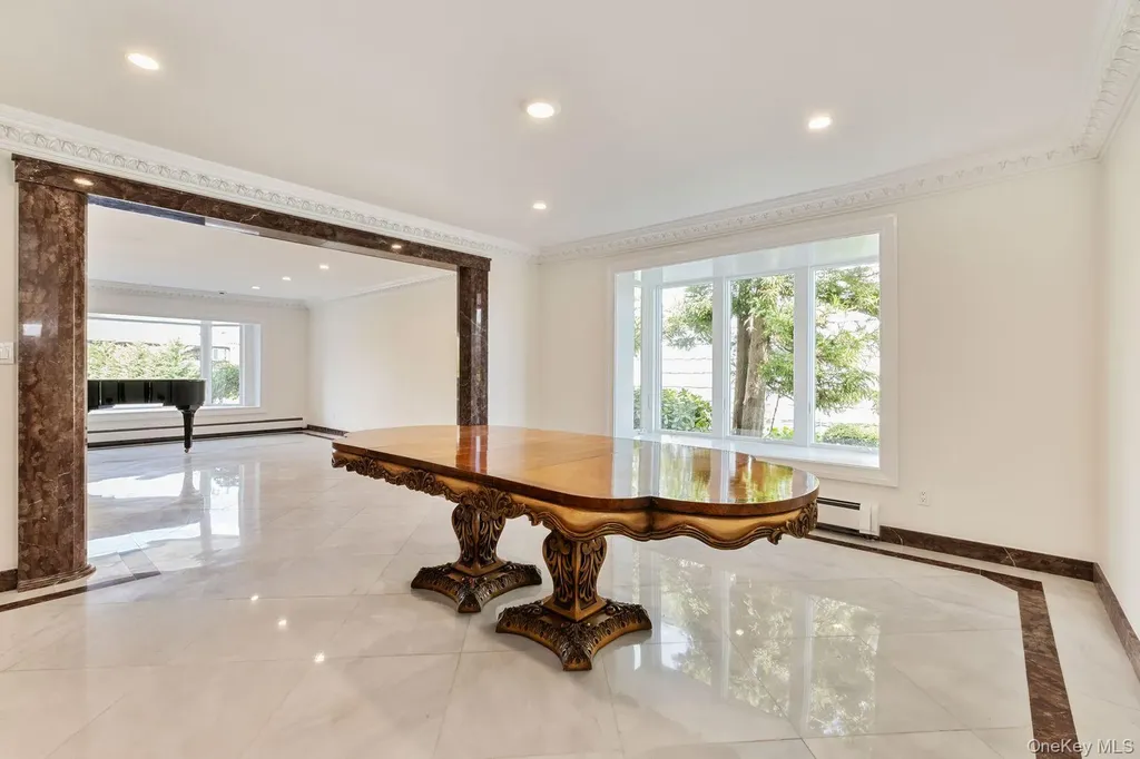49 Harborview W Lawrence NY 11559