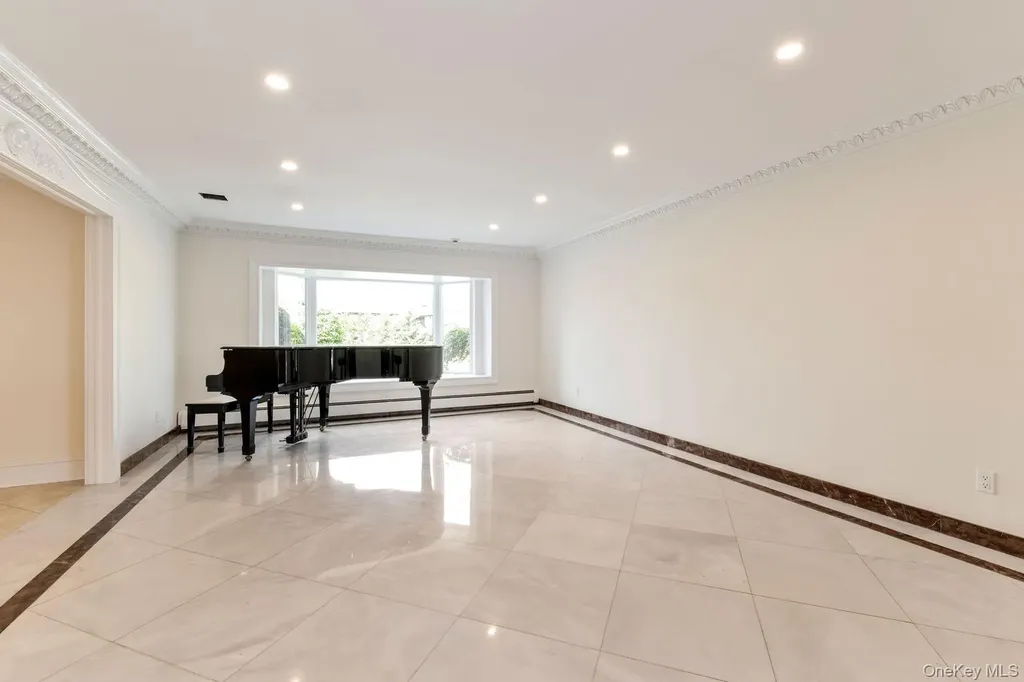 49 Harborview W Lawrence NY 11559