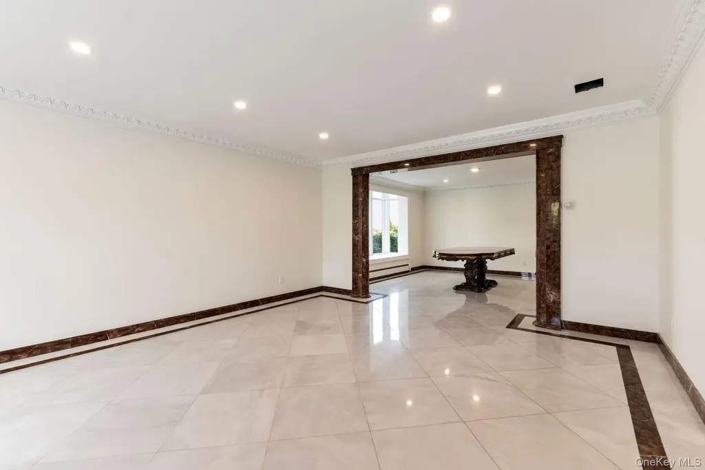 49 Harborview W Lawrence NY 11559