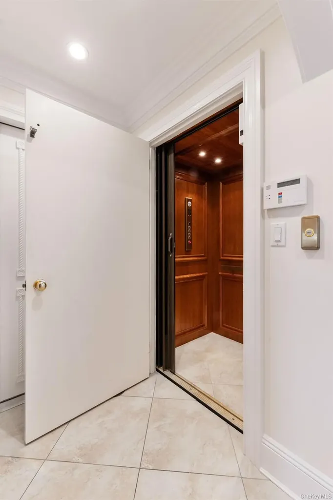 49 Harborview W Lawrence NY 11559