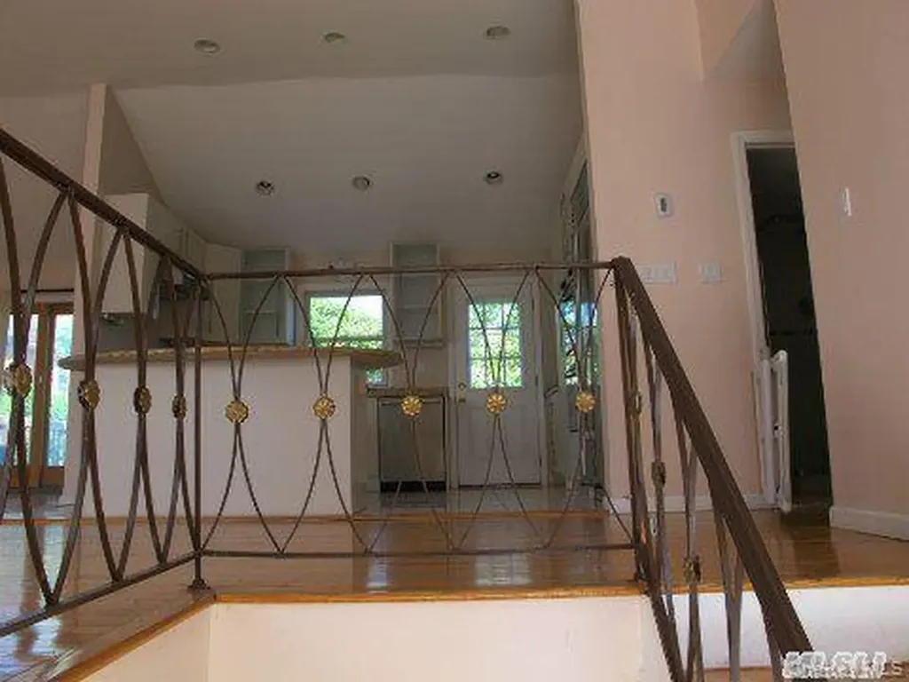 5 Elm Street Great Neck NY 11021