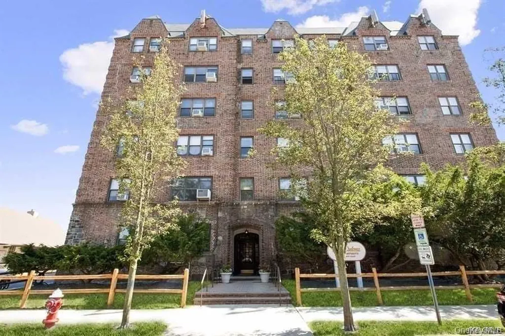 141 Wyckoff Place Woodmere NY 11598