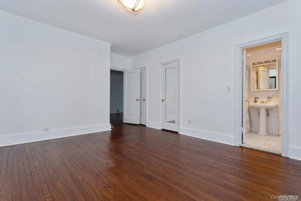 141 Wyckoff Place Woodmere NY 11598