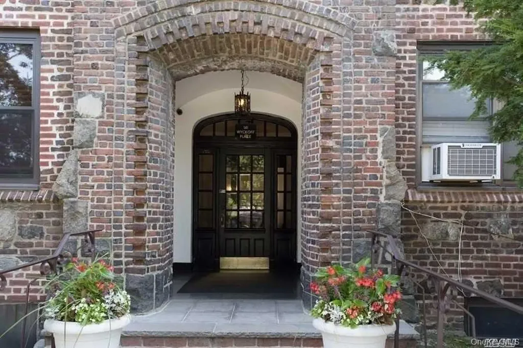 141 Wyckoff Place Woodmere NY 11598