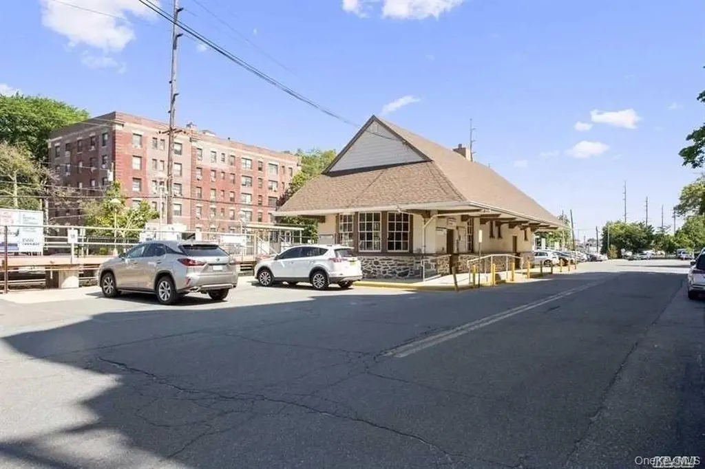 141 Wyckoff Place Woodmere NY 11598