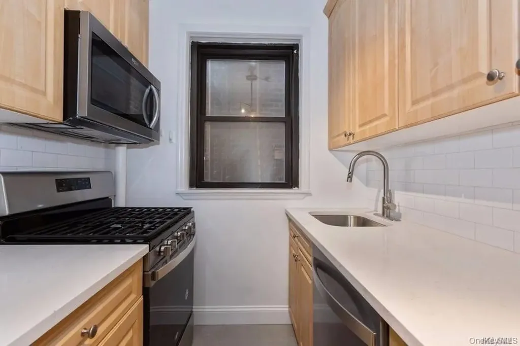 141 Wyckoff Place Woodmere NY 11598