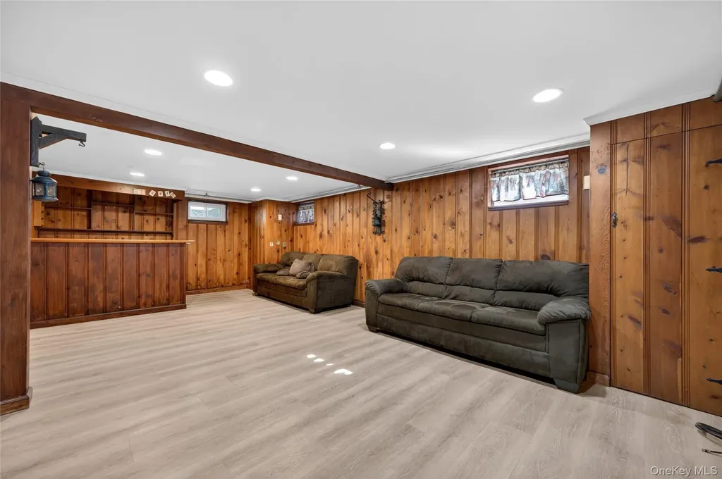 31 Broadway New Hyde Park NY 11040