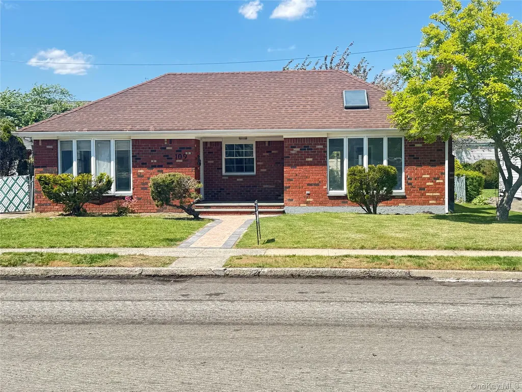 109 Evans Street New Hyde Park NY 11040