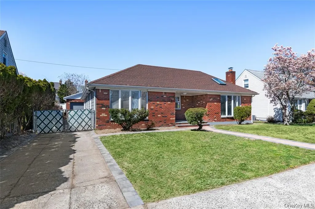 109 Evans Street New Hyde Park NY 11040