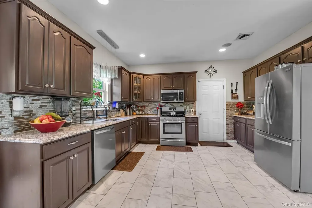 9 Paddock Lane Medford NY 11763