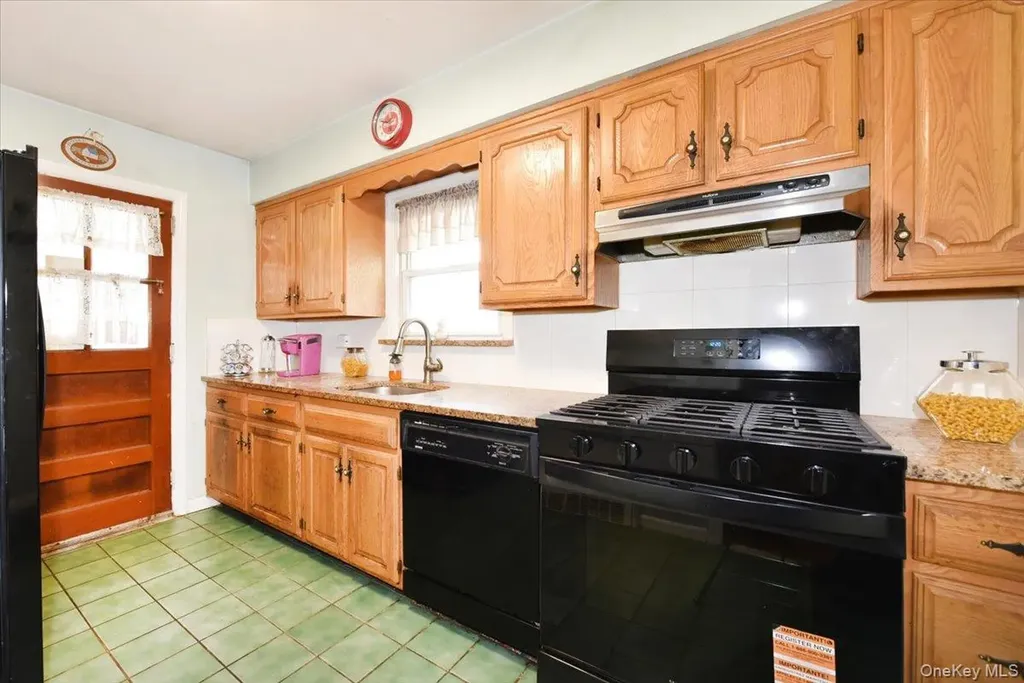 246-35 85th Road Bellerose NY 11426