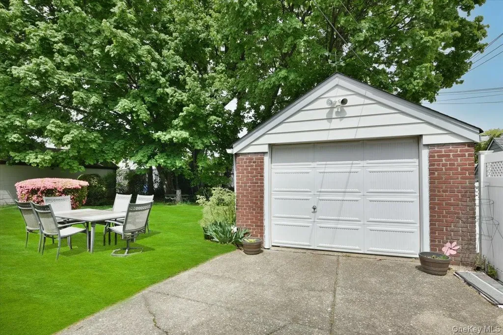 246-35 85th Road Bellerose NY 11426
