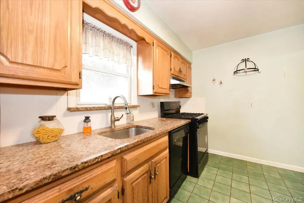 246-35 85th Road Bellerose NY 11426
