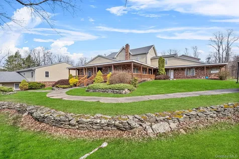 1-18 Willow Way Rhinebeck NY 12572