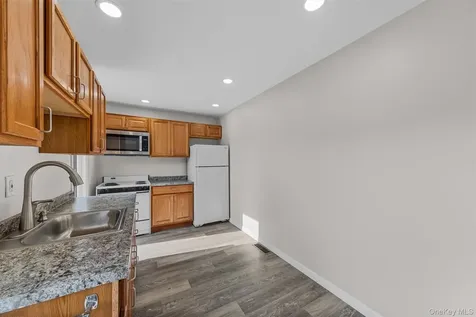 1-18 Willow Way Rhinebeck NY 12572