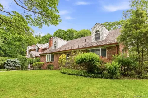 380 Duck Pond Road Matinecock NY 11560