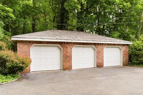 380 Duck Pond Road Matinecock NY 11560