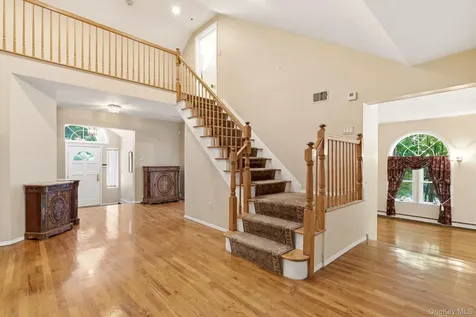 380 Duck Pond Road Matinecock NY 11560
