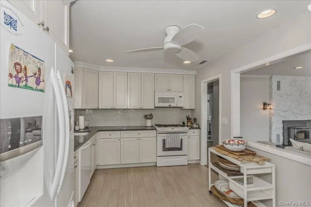 15 Gardners Lane Hampton Bays NY 11946