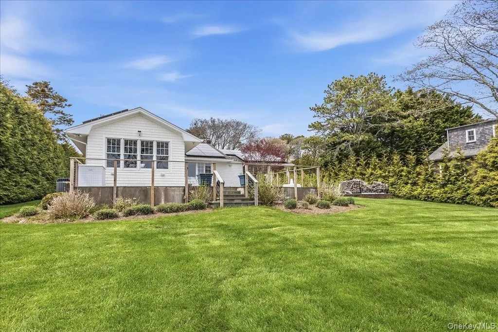 15 Gardners Lane Hampton Bays NY 11946